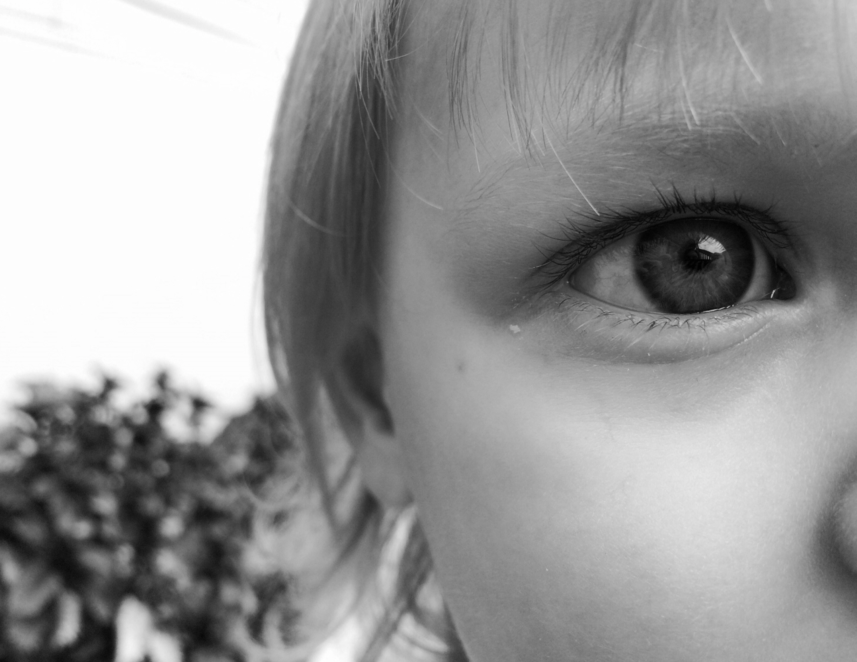 Ты уже не ребенок розовый. Глаза ребенка. Ребенок Трет глаза. Детский глаз крупным планом. Глаза детские которые ревут.